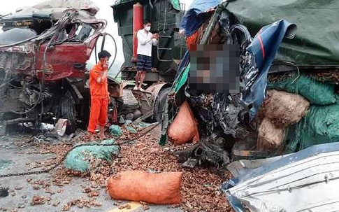 Nghệ An: Tai nạn giữa 2 xe tải khiến 2 người tử vong