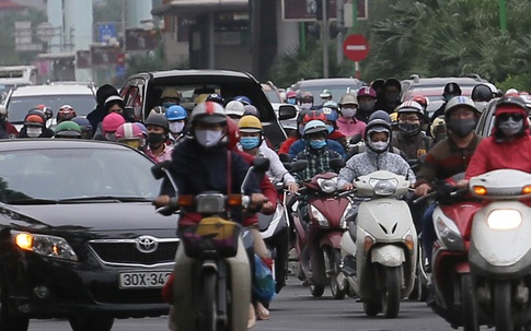 Đường phố Hà Nội bất ngờ đông đúc ngày đi làm đầu tuần
