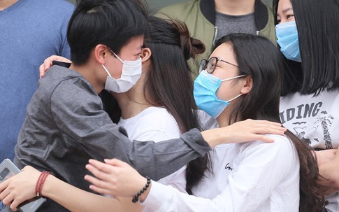 Được chữa khỏi COVID-19, bệnh nhân ngoại quốc rớm nước mắt cảm ơn bác sĩ Việt Nam