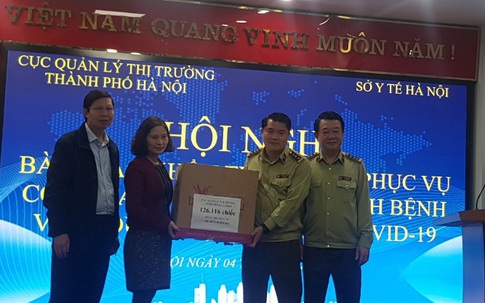 Bàn giao 100.000 chiếc khẩu trang y tế cho Sở Y tế Hà Nội để chống dịch COVID-19