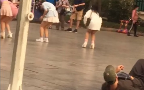 Người đàn ông nằm hẳn xuống đất quay video nhìn trộm nhóm nhảy nữ ở đường phố khiến dân mạng tranh cãi dữ dội