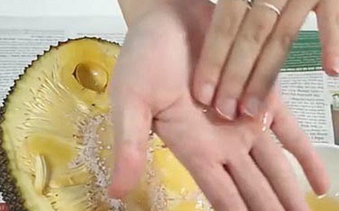 Bàn tay dính mủ trái cây bạn đừng rửa bằng xà phòng mà vô ích,  đây là cách loại bỏ chúng khỏi tay