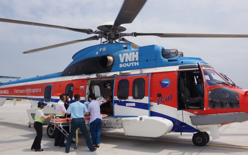 Trực thăng đưa 2 bệnh nhân nặng từ Trường Sa về đất liền cấp cứu