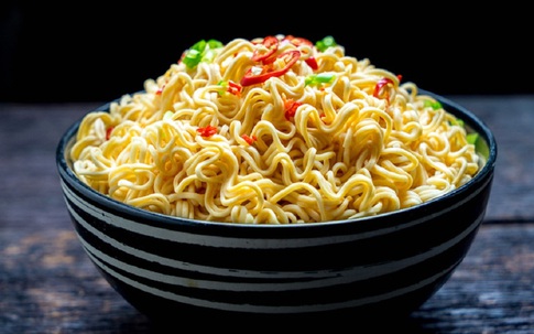 6 tác hại khủng khiếp khi ăn nhiều mì tôm, nếu biết rõ bạn sẽ không dám ăn nhiều