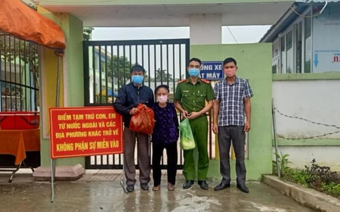 Xúc động hình ảnh mẹ liệt sỹ gần 90 tuổi mang 5kg gạo đến ủng hộ khu cách ly