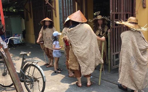 Lộ danh tính gây sốc của nhóm người ăn mặc lạ, đội nón lá, mang gậy, bát vỡ ở Hội An