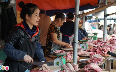 Lợn hơi về 70.000 đồng/kg, giá thịt bán ra vẫn cao