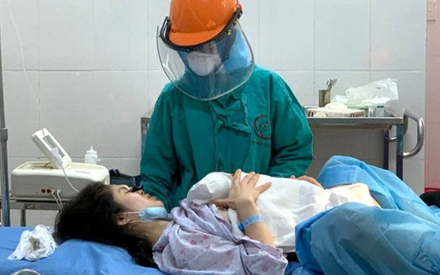 Cô gái 27 tuổi sinh con đầu lòng tại phòng cách ly chống COVID-19