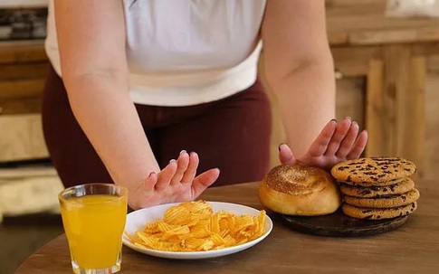 Giật mình vì cân nặng tăng khủng khiếp, chuyên gia chỉ rõ không phải do ăn nhiều mà đây mới là 'thủ phạm giấu mặt' khiến bạn tăng cân