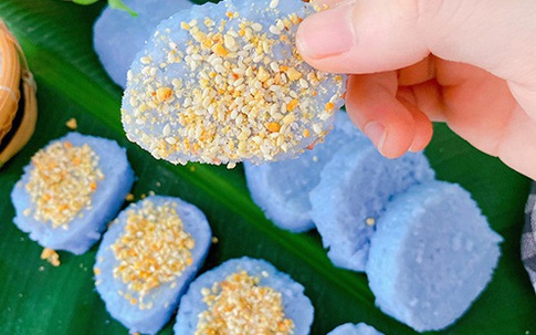 Cơm nắm hoa đậu biếc muối mè