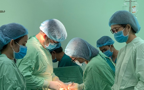 Mẹ sốt xuất huyết nặng sinh bé hơn 3,7kg