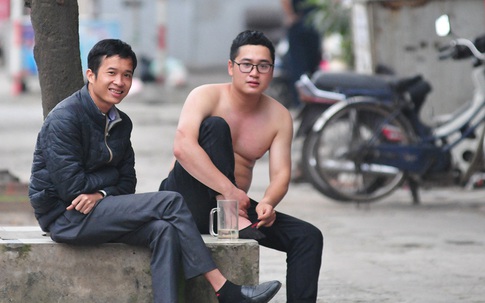 Hà Nội vẫn có quán trà đá, vẫn "tụm năm tụm ba" khi hạn cách ly toàn xã hội chưa hết