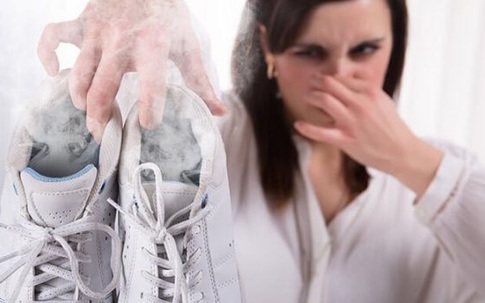 Không hôi chân cũng phải làm việc này để giày luôn thơm tho, không có mùi mồ hôi