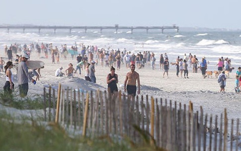 Hàng trăm người tụ tập ở bãi biển Mỹ bất chấp Covid-19