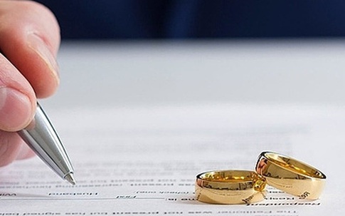 Vợ chồng ra tòa vì lý do chẳng giống ai: Chồng mang theo mẹ đẻ trong tuần trăng mật