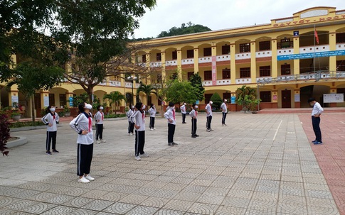 Hải Phòng: Ngày đầu trở lại đi học sau dịch COVID-19, các trường chia sĩ số để giãn cách trong lớp