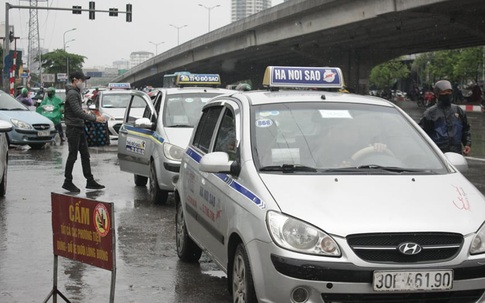 Hàng ngàn tài xế taxi cùng “xe ôm công nghệ” hoạt động trở lại sau chuỗi ngày cách ly xã hội