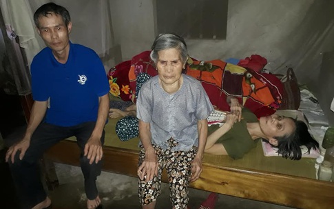 Xót xa cảnh nghèo khó của cụ già 85 tuổi chăm hai con liệt giường