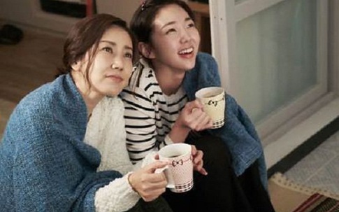 Vô tư cho bạn gái ngủ lại nhà, tôi thẫn thờ nhìn việc cô ấy lén lút làm giữa đêm