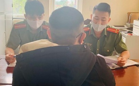 Phạt thanh niên mặc cảnh phục chụp ảnh "câu like" trên mạng xã hội