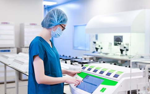 Vinmec ứng dụng AI nuôi cấy phôi thụ tinh ống nghiệm, cơ hội cho gia đình hiếm muộn