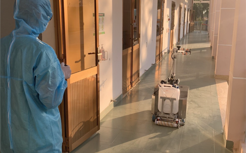 TP.HCM dùng robot khử khuẩn phòng cách ly thay nhân viên y tế