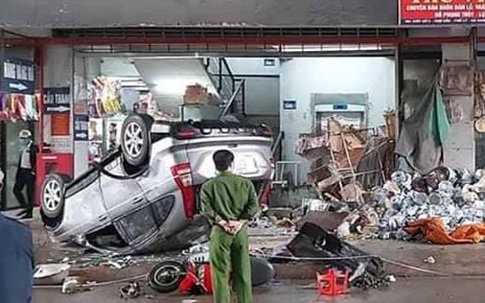 Nữ tài xế đạp nhầm chân ga đâm vào chợ dân sinh khiến nhiều người bị thương