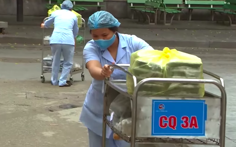 Hơn 10.000 suất ăn vào Bệnh viện Bạch Mai thế nào?