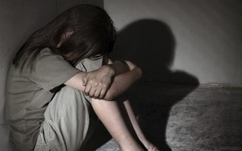 Gã bảo vệ khách sạn xâm hại bé gái nhiều lần rồi đưa thuốc ngừa thai