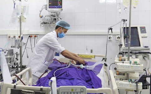 Một người đàn ông suýt mất mạng sau khi đi mưa về và tự mua thuốc uống