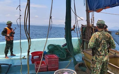 Nổ súng truy bắt tàu giã cào đánh bắt trái phép trên biển Hà Tĩnh