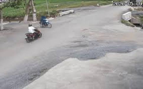 Tai nạn giữa ngã tư, nạn nhân văng xuống đường và bất động nhưng người đi qua thản nhiên mặc kệ