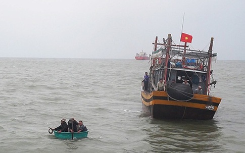 Hà Tĩnh: Nhiều thuyền viên được cứu sống trong đêm do lốc đánh chìm thuyền