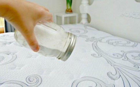 Đổ cả hộp baking soda lên nệm, kết quả sau một giờ đồng hồ sẽ khiến bạn bất ngờ