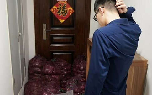 Hành động trả thù bạn trai cũ của cô gái trẻ khiến nhiều người bật cười