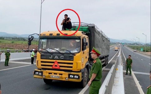 Hành động lạ của đối tượng "ngáo đá" cầm dao tấn tấn công phương tiện giao thông