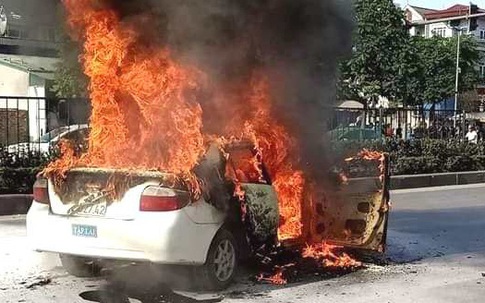 Đang lưu thông trên đường, ô tô tập lái  bất ngờ bốc cháy