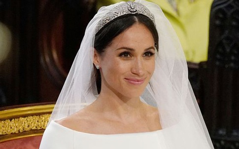 Chi tiết khiến Nữ hoàng 'lấn cấn' về váy cưới của Meghan