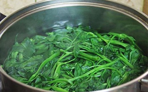 Nước rau muống luộc xong chuyển màu xanh đen có nên ăn hay đổ bỏ?