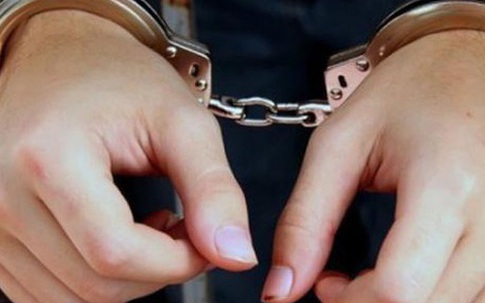 Một phụ nữ bị bắt nhốt giữ đường để ép trả nợ