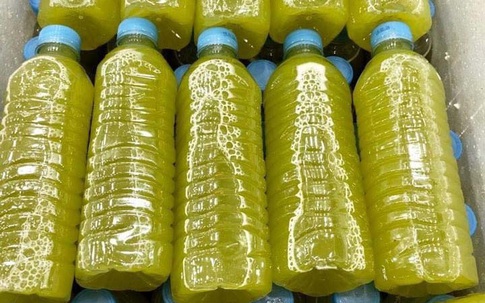 Nắng thiêu đốt, nước mía vỉa hè ngày bán 200 lít, mỏi tay hốt bạc