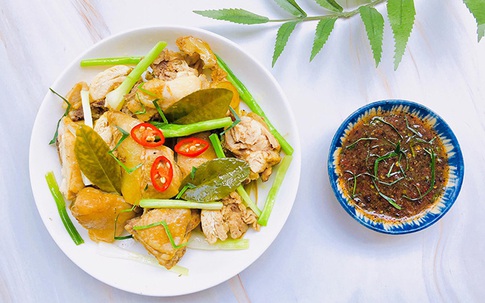 Gà hấp chanh sả chấm tiêu