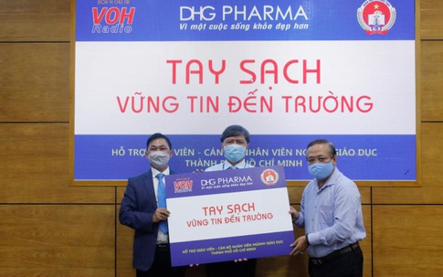TP.HCM: Giáo viên tiểu học được DHG Pharma tài trợ gel rửa tay phòng dịch