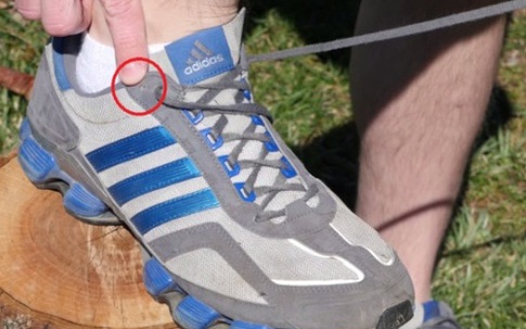 Chúng ta thường bỏ phí lỗ thắt dây giày cuối cùng mà không biết nó có tác dụng kì diệu này