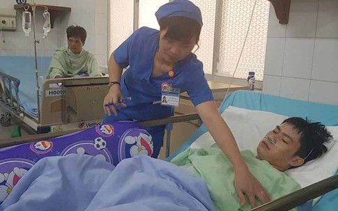 Shipper bị con của khách nhận hàng đâm thấu phổi đã tỉnh táo