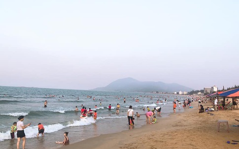 Nắng nóng gay gắt, người dân Hà Tĩnh đổ xô ra biển giải nhiệt