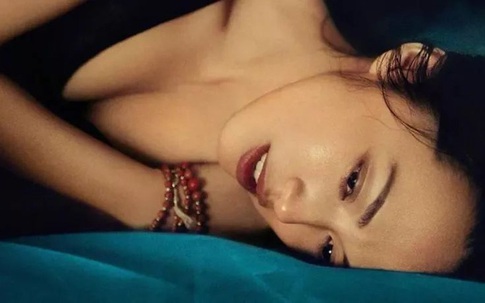 Đêm tân hôn, chồng nhẹ nhàng vén chăn khoe có quà đặc biệt tặng vợ, nhìn rõ món quà ấy mà tôi suýt ngất vì phẫn nộ