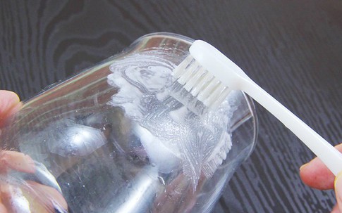 Đồ thủy tinh ố vàng đến mấy cũng đừng vứt đi mà phí, 1 nắm nguyên liệu cực dễ kiếm này khiến ly, đĩa, cốc sáng choang như mới