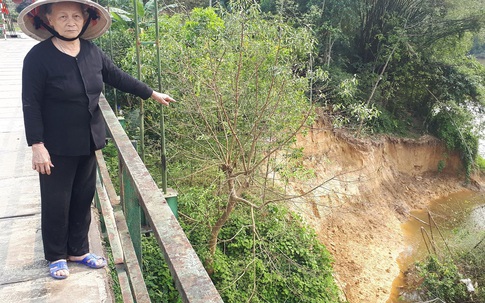Đức Thọ (Hà Tĩnh): Người dân bất an phải sống dưới chân cầu treo sạt lở nghiêm trọng