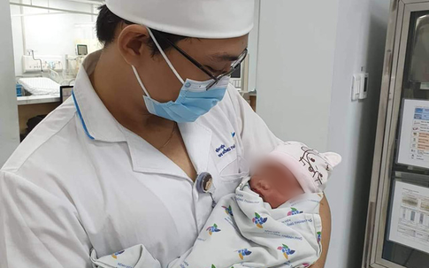 TP.HCM: Bé sơ sinh còn nguyên dây rốn bị bỏ rơi giữa trời mưa, kiến cắn